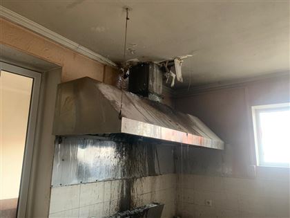 В Алматы пожарные предотвратили распространение огня на кровле кафе