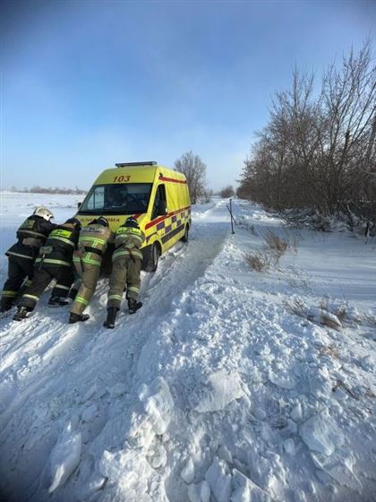 В Карагандинской области на трассе в снегу застряла машина скорой помощи