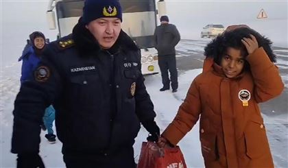 В Акмолинской области спасатели эвакуировали с трассы почти 200 иностранцев