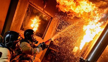 17 человек эвакуировали из-за пожара в одной из квартир в Алматы