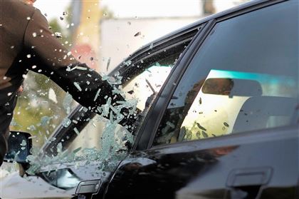 В столице пьяный мужчина разбил стекла чужой машины