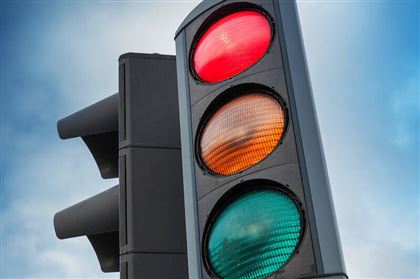 Полиция предупреждает о запрете проезда на желтый сигнал светофора