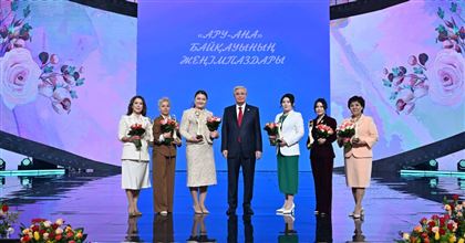 Глава государства вручил призы победительницам конкурса «Ару-Ана»