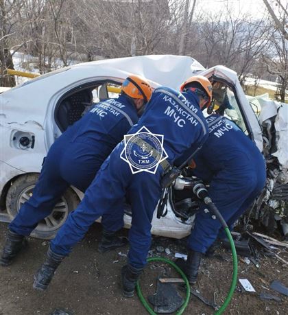 В Алматинской области спасатели МЧС извлекли тело пассажира из легкового автомобиля