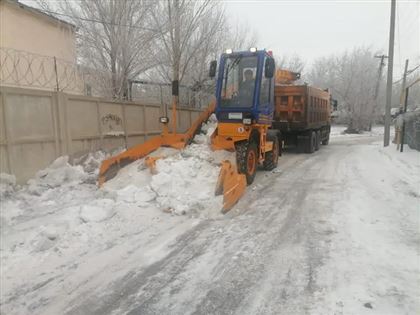 На уборку снега в Астане вышли свыше двух тысяч дорожных рабочих