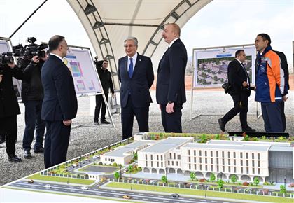 Токаев и Алиев осмотрели территорию строительства Физулинской городской центральной больницы