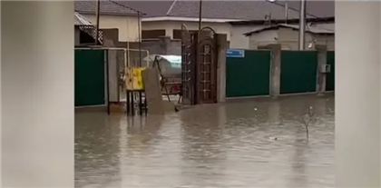 В Шымкенте и Туркестанской области сильный дождь затопил дворы и улицы