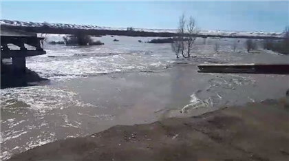 Паводок разрушил мост в области Абай