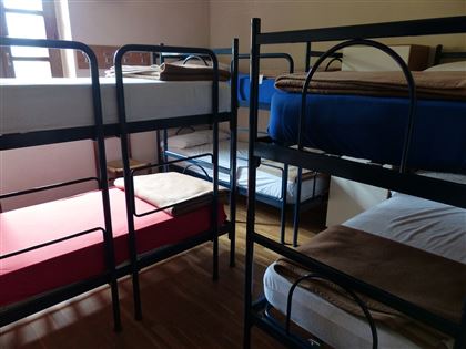 "Устроили незаконно": алматинцы требуют закрыть хостел в их доме