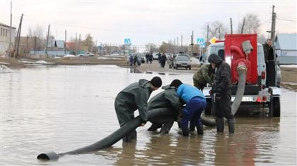 В Улытауской области в одном из сел из-за паводков эвакуируют людей