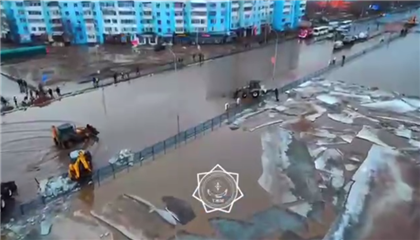 В Актобе река затопила главную улицу