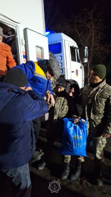 В СКО военнослужащие МЧС эвакуируют сельчан