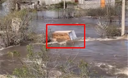 "Течение сильное" - талые воды унесли уличный туалет с одной из дач в Уральске 