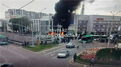 Рейсовый автобус загорелся на пересечении проспектов Райымбека и Суюнбая в Алматы