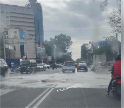 В Алматы из-за прорыва теплотрассы обвалился асфальт