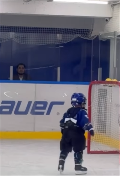 Трехлетний ребенок играет в хоккей: видео распространилось в сети