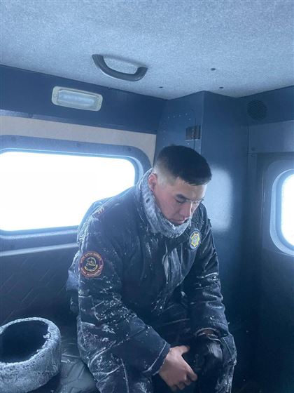 Спасатель из Казахстана бежавший в буран перед вездеходом получил орден