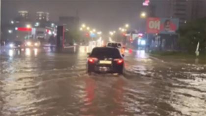 После сильных дождей затопило улицы Актау 