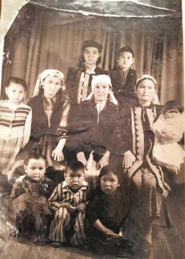 Ораковы: в центре – Айман Оракова, слева – младшая дочь Даметжан, справа – старшая дочь Агыпа и внуки. 1964 г.