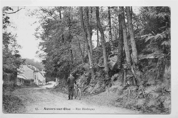 Открытка 1900-1910 годов, на которой изображена дорога к деревне Овер-сюр-Уаз. Фото: Van Gogh Museum.