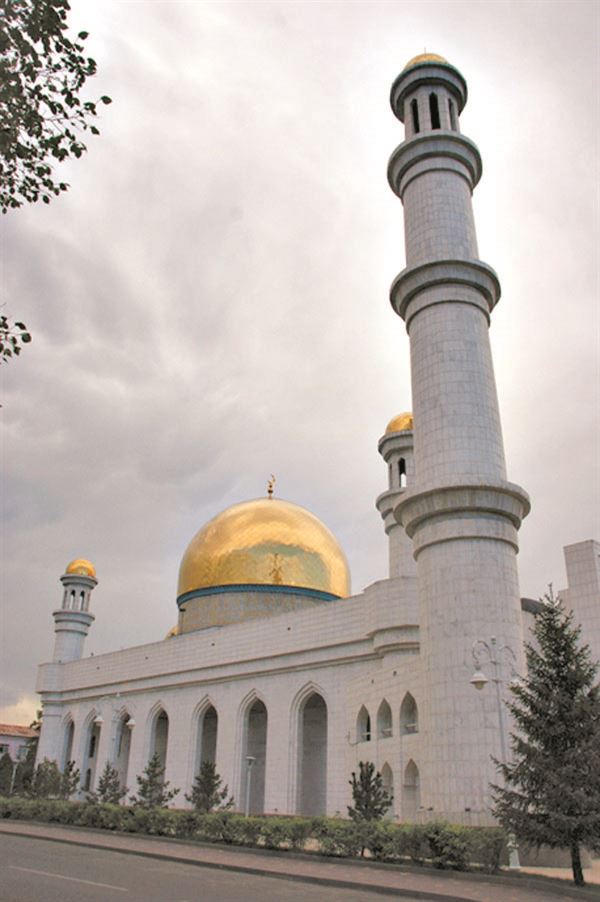 Заходящее солнце отражается в золоте куполов мечети