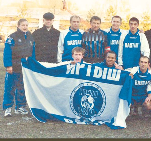 Юрий Ишутин (верхний ряд, третий справа). Фото с сайта kaz-football.kz