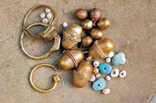 Золотые изделия из женского погребения в мавзолее