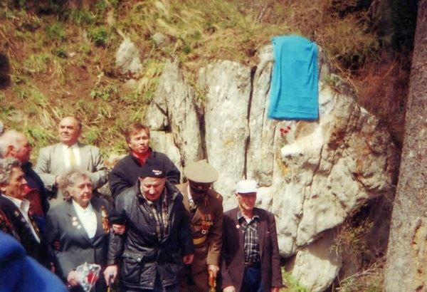 Открытие мемориальной доски Школы горных стрелков в Горельнике, 7 мая 2000 г