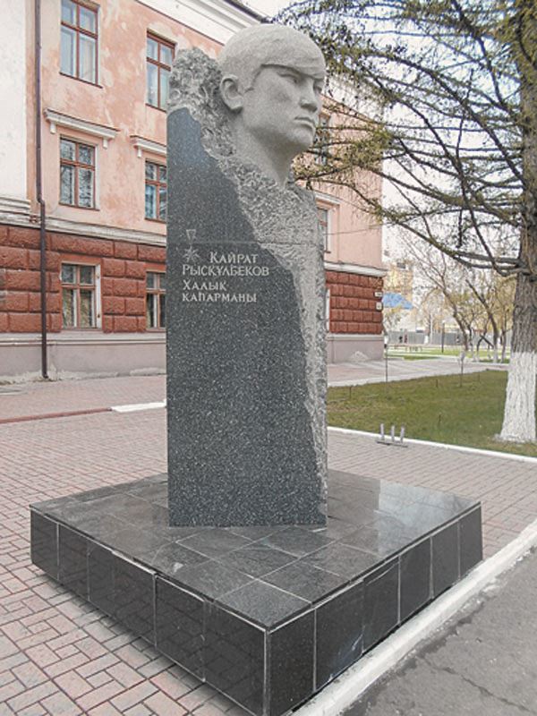 16 декабря в Семипалатинске, городе, где погиб участник декабрьских событий в Алматы Кайрат Рыскулбеков, ему установили памятник