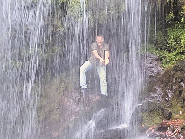 Можно “зайти” за водопад и сделать отличные фото