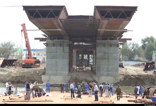 В сентябре в Атырау обрушился пролет строящегося автомобильного моста длиной 106 метров и шириной 18 метров