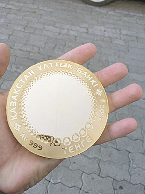 15 ноября 2013 года исполнилось 20 лет тенге. На юбилее Нацбанк решил не экономить. Казахстанский монетный двор выпустил памятную золотую монету весом 2 килограмма. Номинал – 100 тысяч тенге. Монета изготовлена из золота 999-й пробы