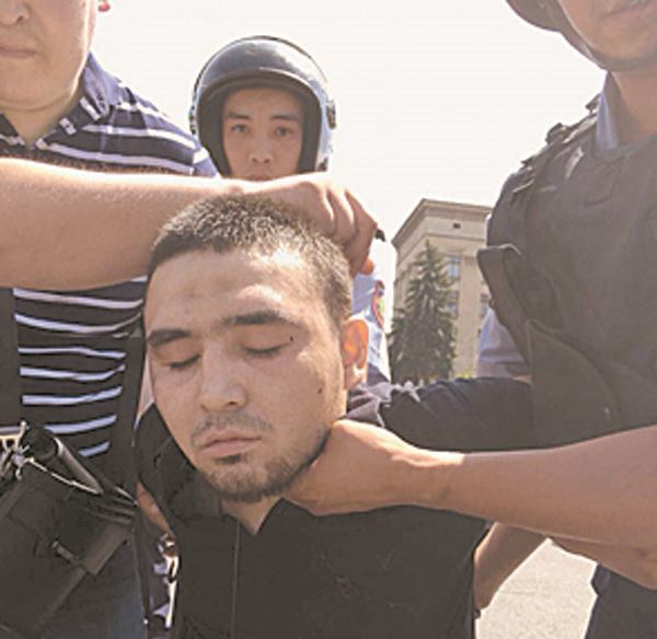 Второй теракт произошел в Алматы 18 июля. Террорист-одиночка Руслан Кулекбаев устроил стрельбу в Алмалинском РУВД, а также возле зданий ДКНБ и департамента госдоходов. Жертвами стали 9 человек
