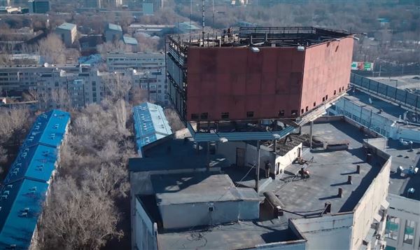 Съемочная группа КТК на крыше здания на площади Республики