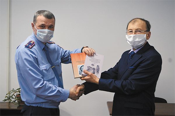 В. Балко (справа) передает свои научные разработки практикующим криминалистам