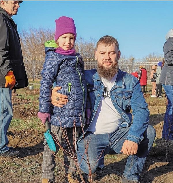 Сергей Петров организовал акцию и вместе с семьей сажал деревья