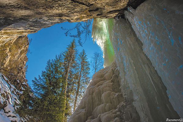 Загадочная пещера под водопадом. Попасть туда весьма непросто