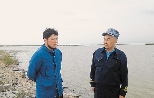 Мирас ШЕНГЕЛЬБАЙ (слева) не раз сталкивался с браконьерами, а инспектор Бахытбек ЖУНИСБЕКОВ объезжает всю область, используя даже выходные дни