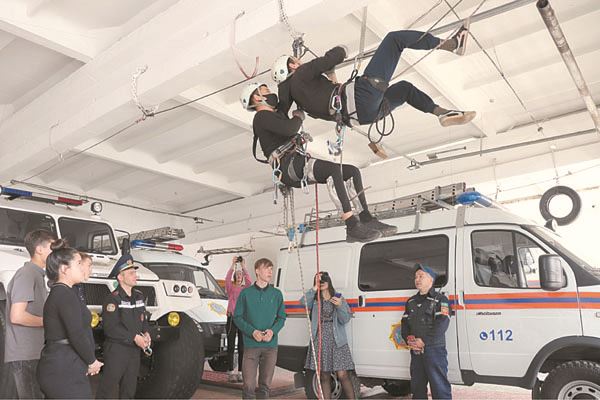Сотрудники оперативно-спасательного отряда показали методы спасения на высоте