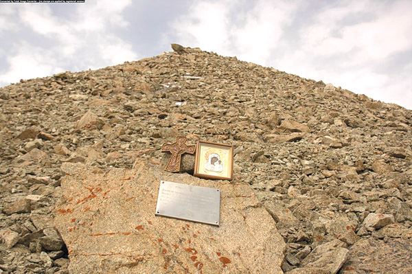 Мемориальная доска на перевале, через который уходило войско атамана Дутова в Китай