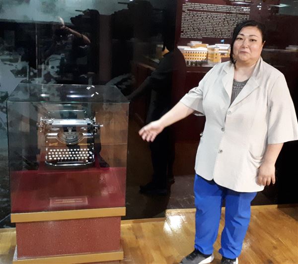 Ксения Егорова рассказывает об одном из экспонатов музея казахстанской науки