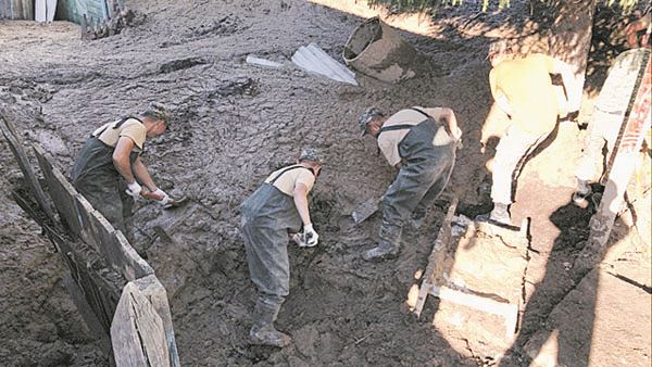 Бойцы Казспасбата очищают дворы текелийцев от грязевой массы оползня
