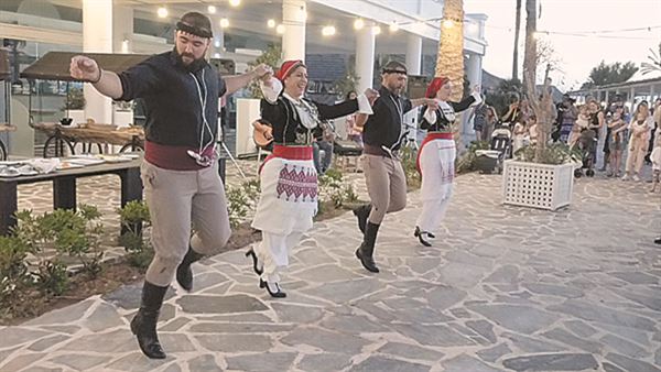 На Крите гостей обучают национальным танцам