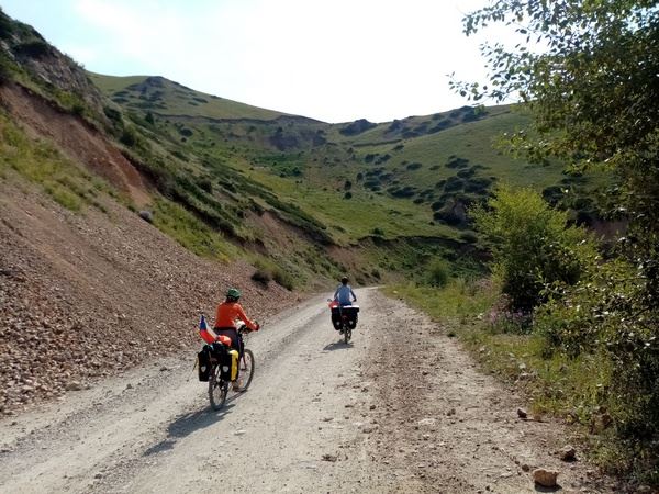 европейцы путешествуют по Киргизии в основном на велосипедах