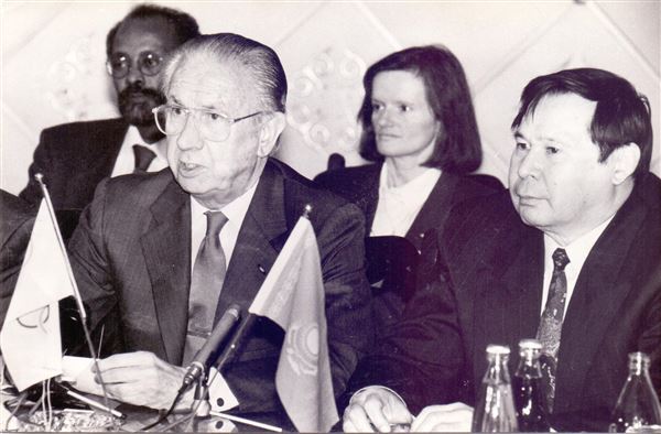 Аманча Акпаев рядом с Хуаном-Антонио Самаранчем - президентом МОК