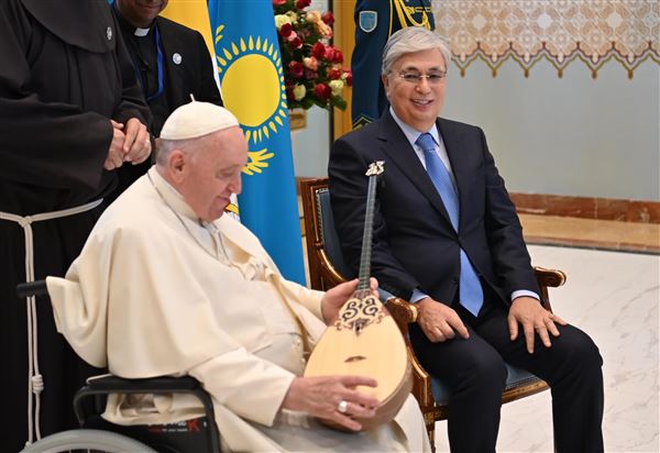 Касым-Жомарт Токаев подарил папе римскому Франциску домбру