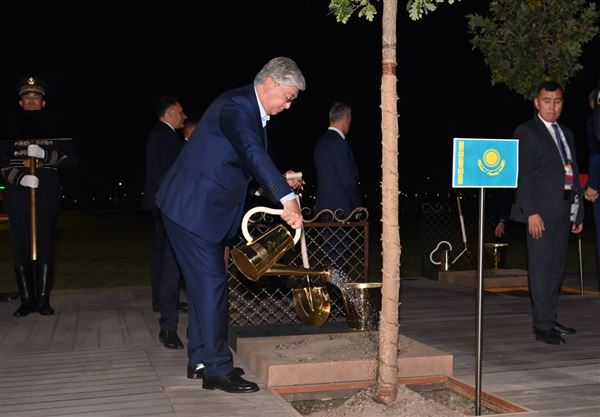 Касым-Жомарт Токаев посадил дерево в Самарканде