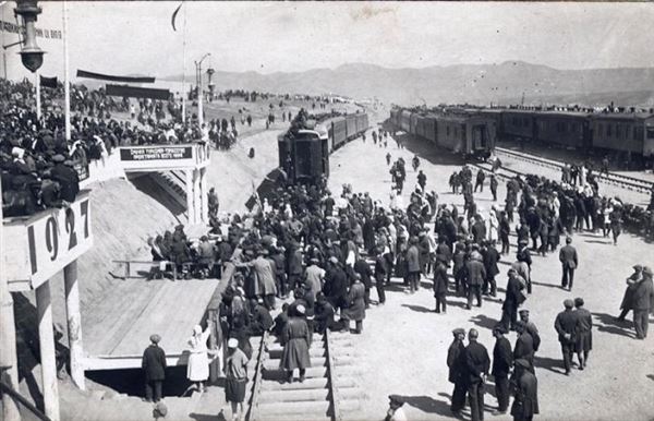 Церемония смычки двух частей магистрали Турксиба на станции Айна-Булак