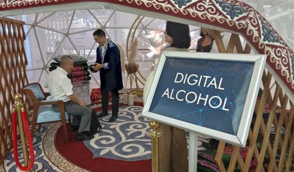 На выставке в Екатеринбурге посетителям, возле казахсмтанского павильлна было весело и без цифрового алкоголя