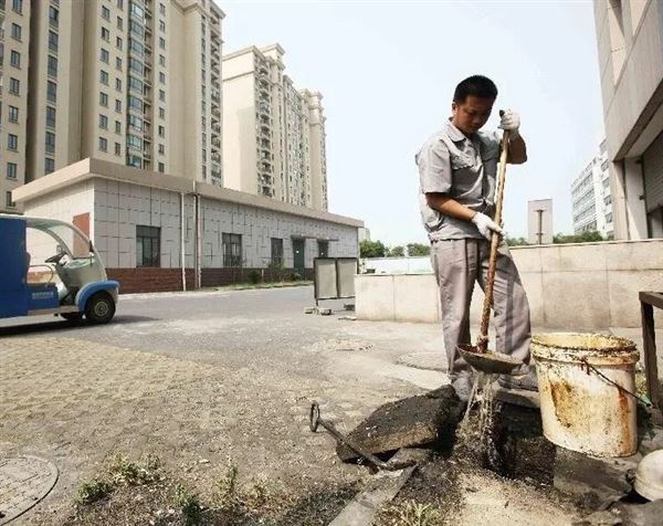 Китайский сборщик жира из канализации. Куда потом пойдет масло из помойки- неизвестно